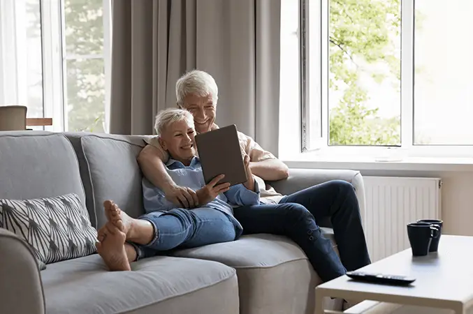 Adultos mayores leyendo en un ipad