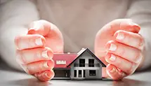 Casa entre manos connotando seguridad