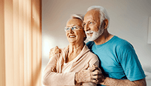 Pareja de adultos mayores felices